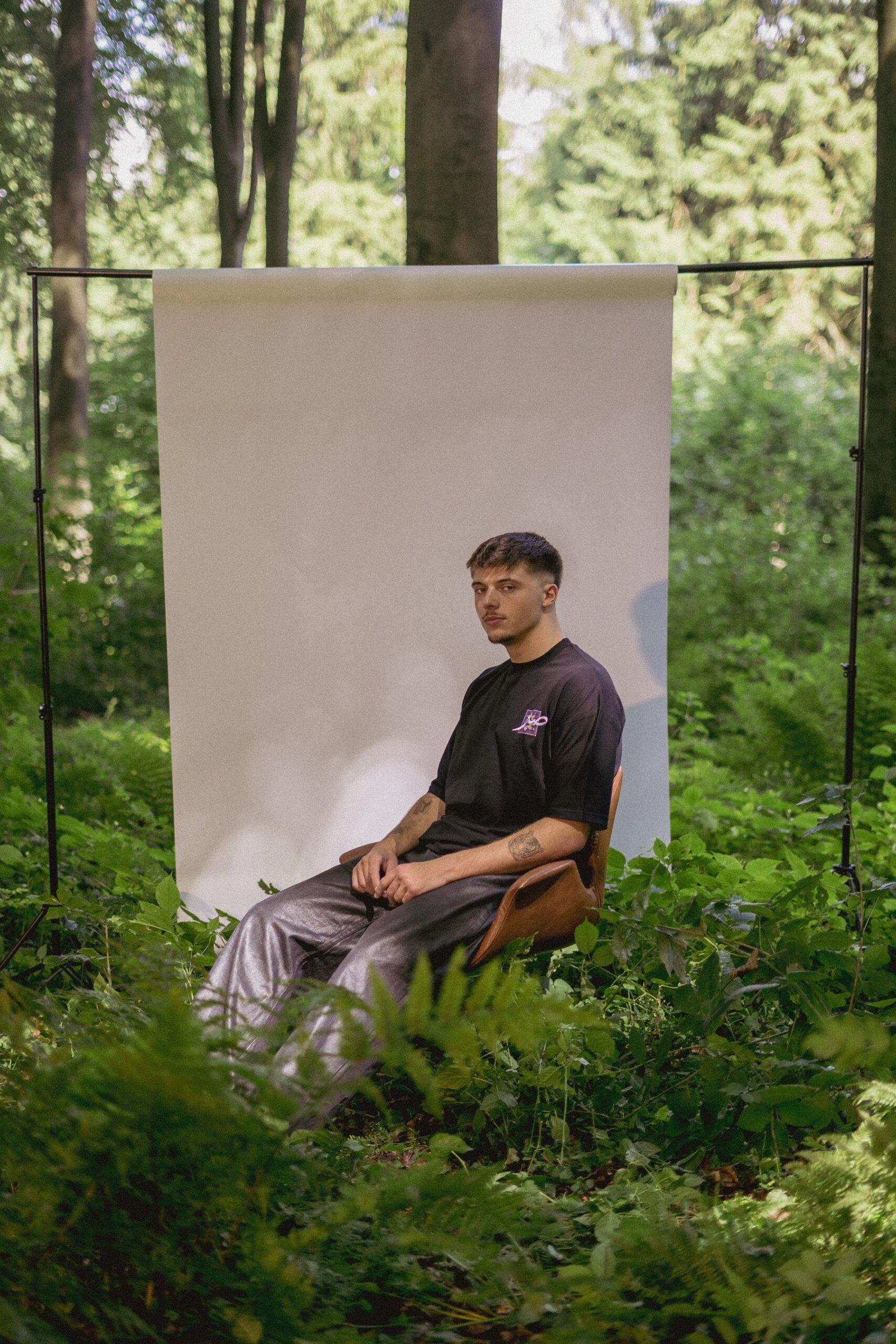 Kreatives Brand-Shooting für eine Klamottenbrand mit Studio-Hintergrund im Wald, Lookbook-Fotografie von Mirovisuals Osnabrück.