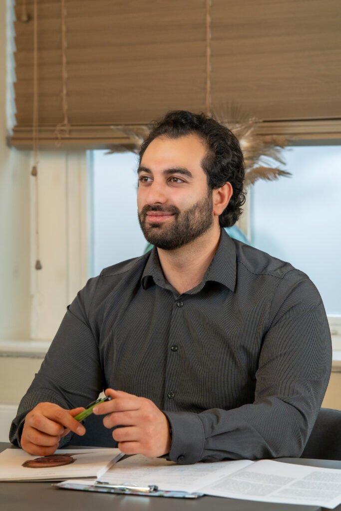 Professionelles Porträt eines Experten in Beratungssituation, aufgenommen vom Business-Fotografen Mirovisuals in Osnabrück.
