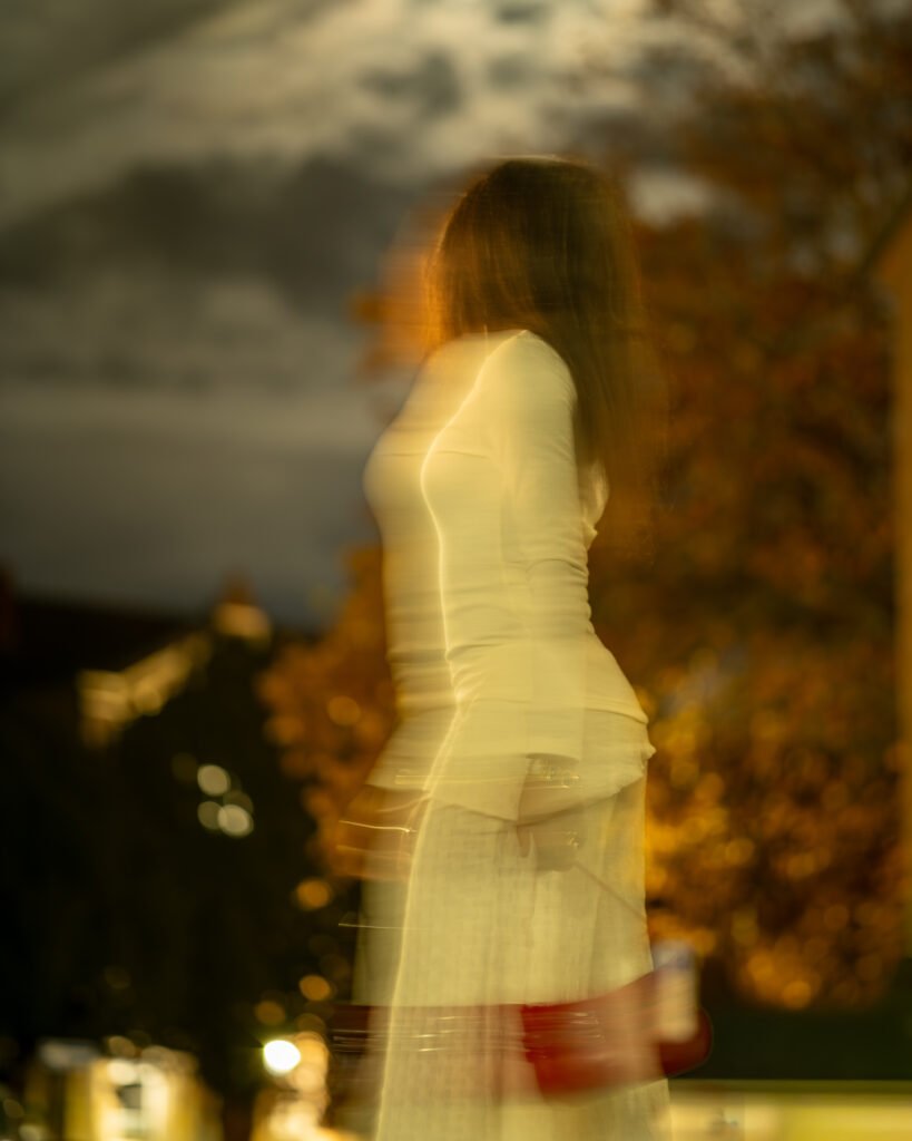Kreatives Porträt mit intentionaler Bewegungsunschärfe im goldenen Licht, künstlerische Fotografie von Mirovisuals Osnabrück.