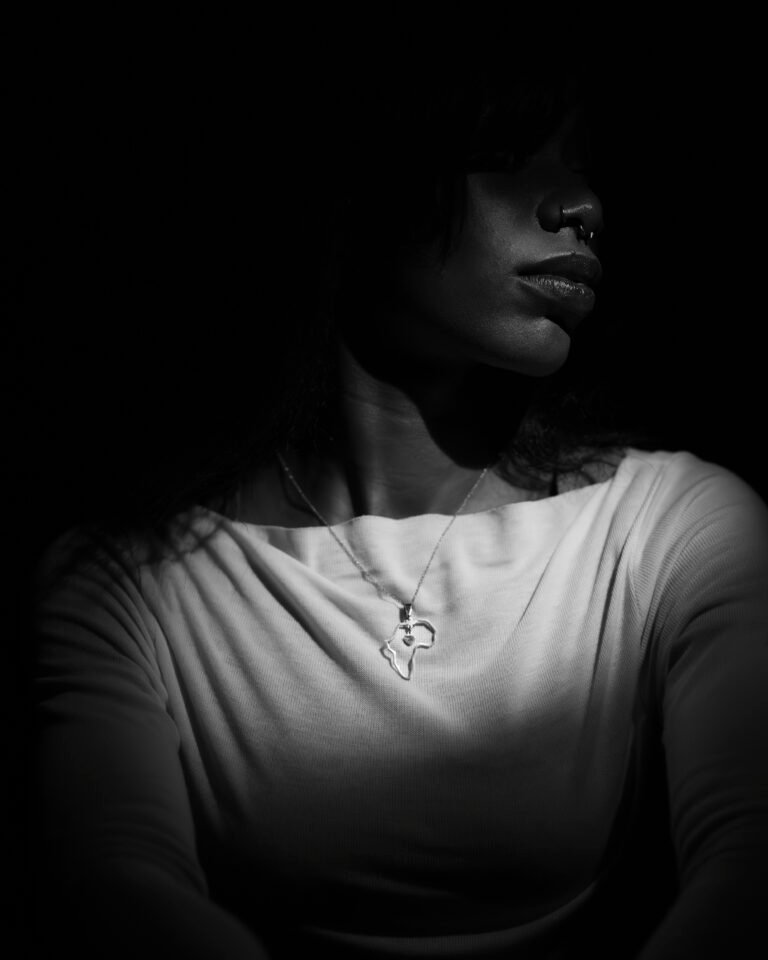 Dramatisches Fine-Art-Porträt in Schwarz-Weiß mit künstlerischer Lichtsetzung, Mirovisuals Fotografie Osnabrück.