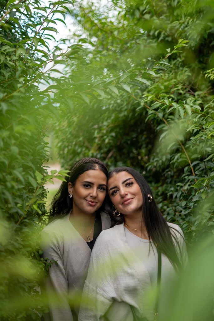 Natürliches Porträt-Shooting von zwei Freundinnen im Grünen bei Sonnenlicht, Outdoor-Fotograf Mirovisuals Osnabrück.