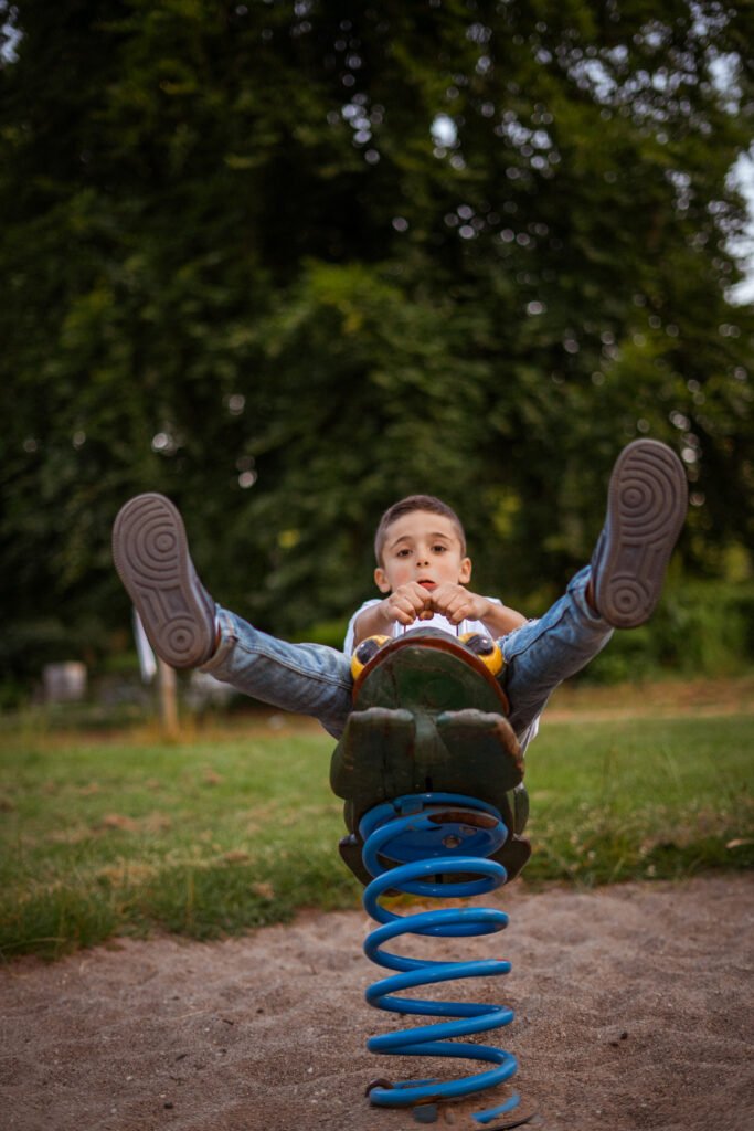 Dynamische Kinderfotos beim Spielen auf dem Spielplatz am Rubbenbruchsee, authentische Familienmomente festgehalten von Mirovisuals Osnabrück.