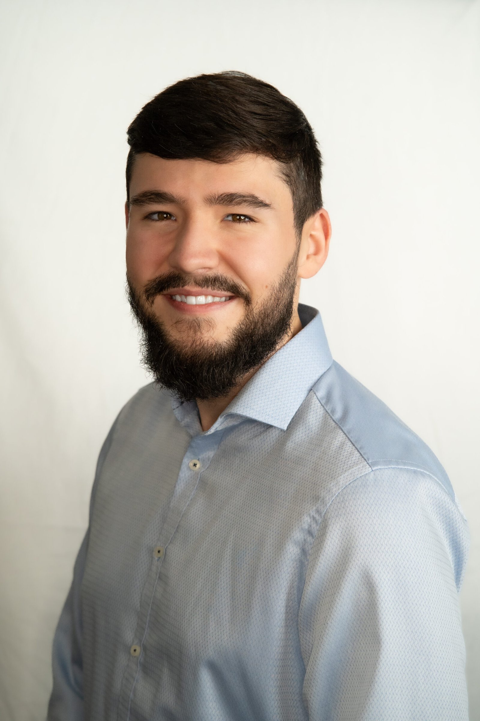 Sympathisches Business-Portrait eines Mannes im dunkelblauen Anzug und Hemd, professionelles Bewerbungsfoto aufgenommen in Osnabrück von Mirovisuals.