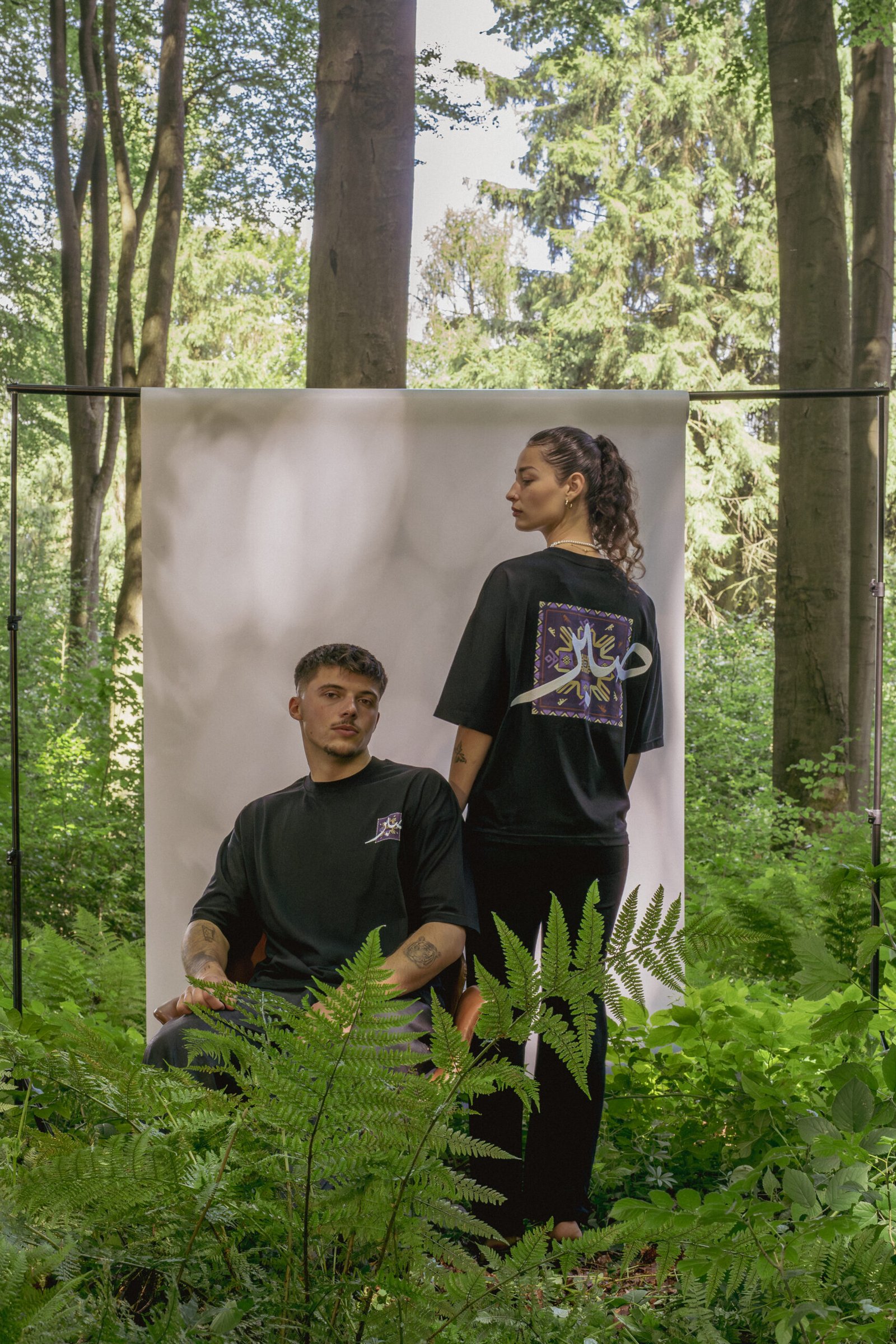 Kreatives Brand-Shooting für eine Klamottenbrand mit Studio-Hintergrund im Wald, Lookbook-Fotografie von Mirovisuals Osnabrück.