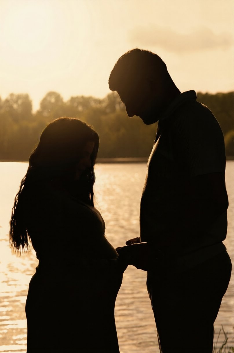 Paar beim Babybauchshooting im Sonnenuntergang am Rubbenbruchsee in Osnabrück, fotografiert von Mirovisuals.